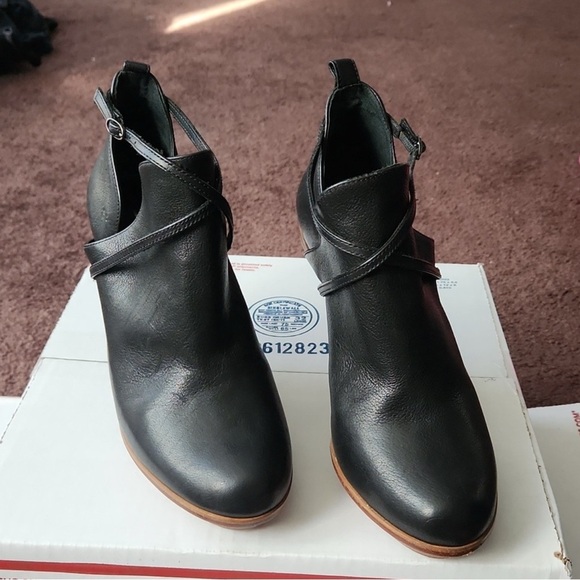 Anthropologie Black and Brown Heeled Boots with Elegant Stiletto - Picture 4 of 5